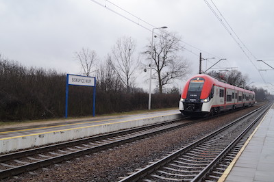Coraz więcej osób w pociągach, autobusach i tramwajach